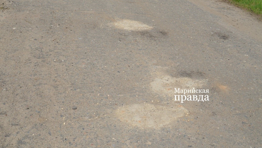 На дороге теперь полно бетонных заплат. На дороге теперь полно бетонных заплат..jpg