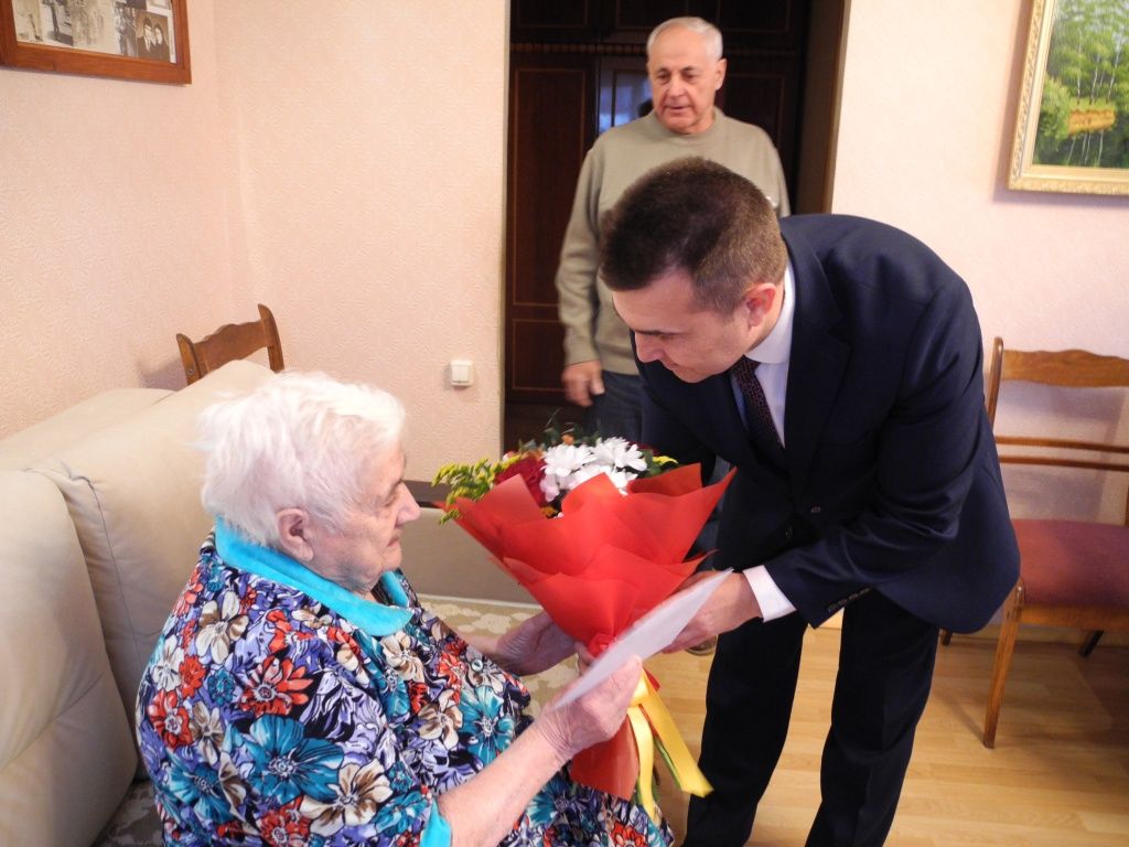 Клавдию Нестеровну поздравил замминистра соцразвития РМЭ Андрей Компаниец. (Фото Натальи Кулишовой).