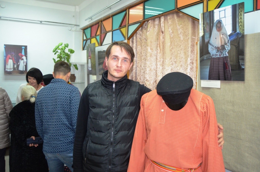 Такая рубашка и картуз точно были бы к лицу коллеге из районной газеты Заря Валерию Соловьеву .jpg