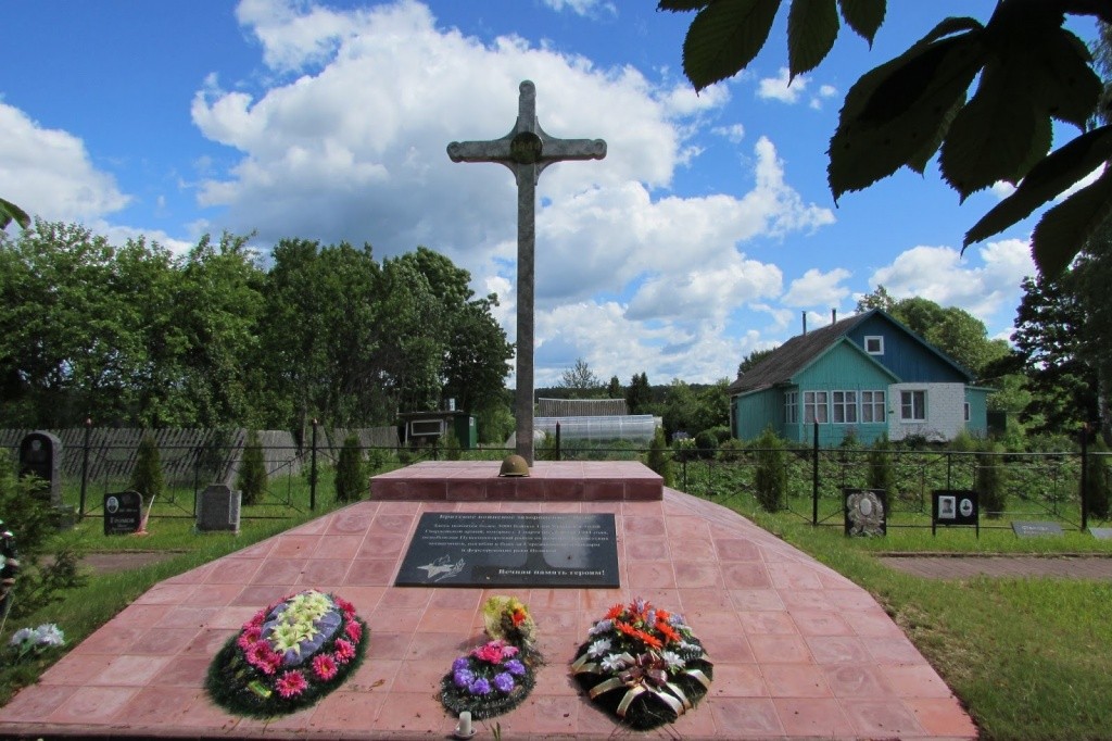 Мемориал в деревне Вече - последнее пристанище 3700 советских бойцов.jpg