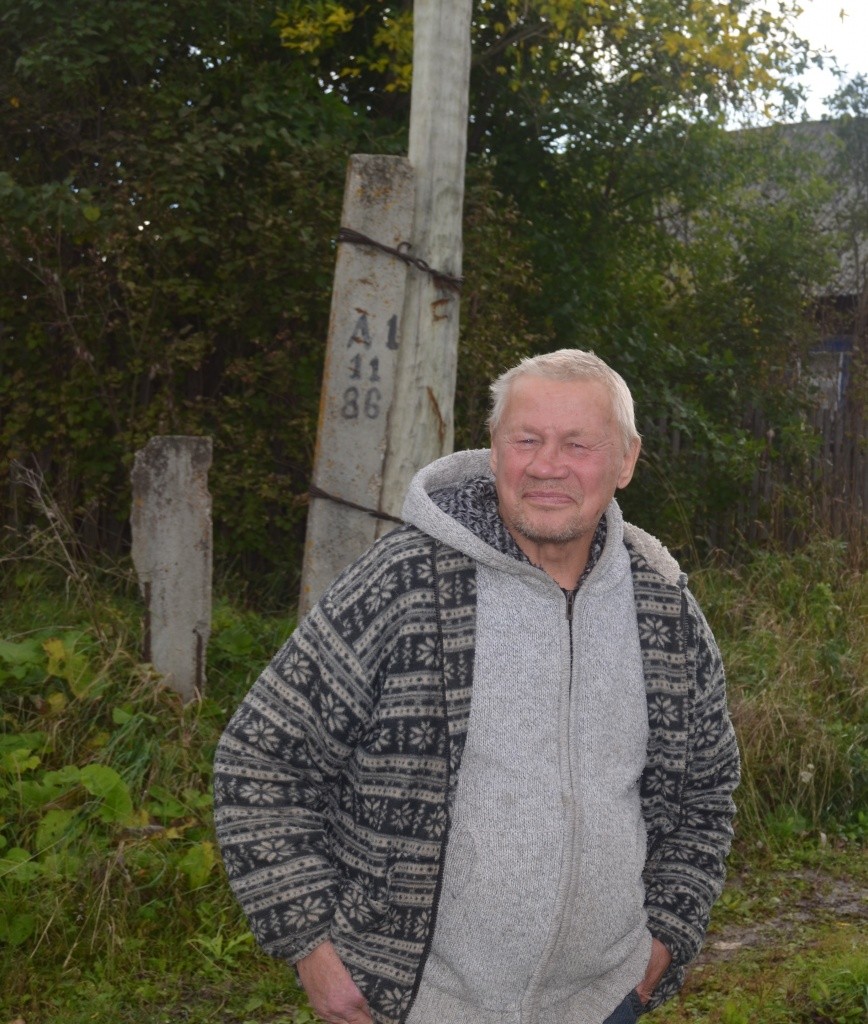 Местный житель Николай Смоленцев помнит вкус хлеба из муки, смолотой на этой мельнице.JPG