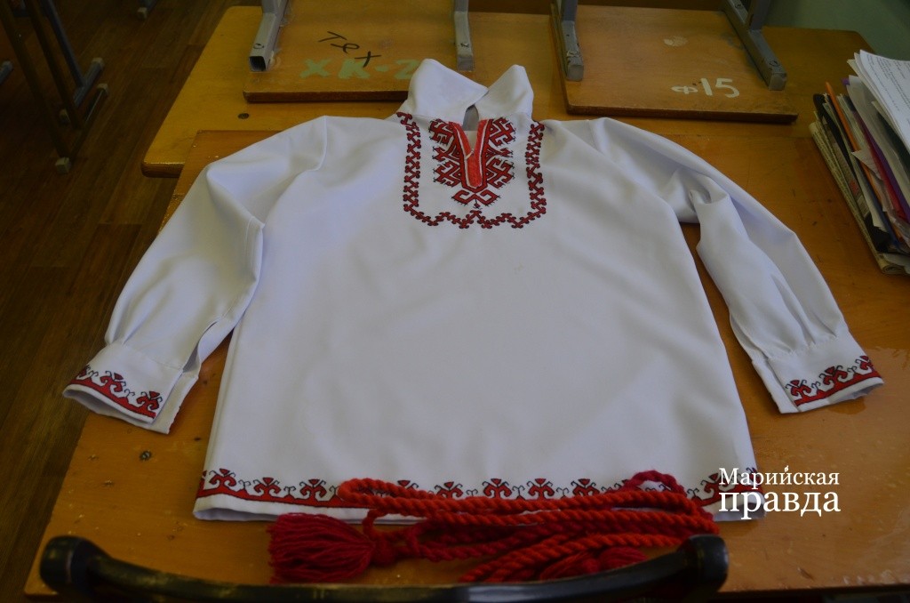 Вместе с сестрами Маргарита Николаевна изготовила для родной школы комплект национальной одежды..jpg