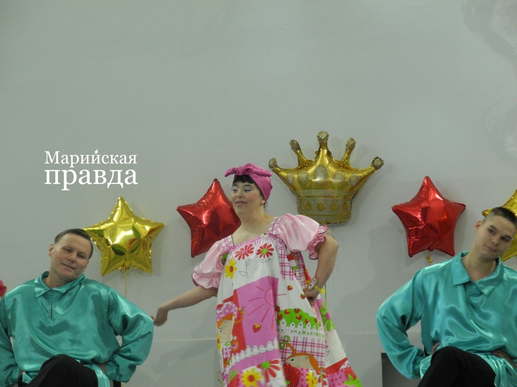 Анна Горева танцует шуточный танец. (Фото Натальи Кулишовой). Анна Горева танцует шуточный танец. (Фото Натальи Кулишовой).