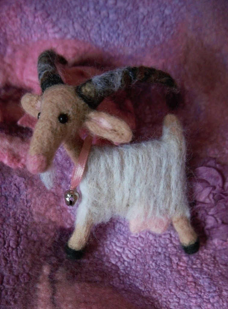 игрушки из войлока - в прямой смысле трогательные. Фото предоставлено Еленой Санниковой.jpg
