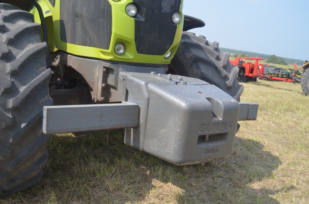 На тракторе КЛААС наварен стальной бампер, который сносит все встречающиеся на пути деревца.JPG