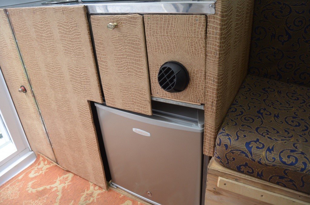 А это холодильник и обогреваттель, который хозяин в шутку зовет китайским феном.jpg