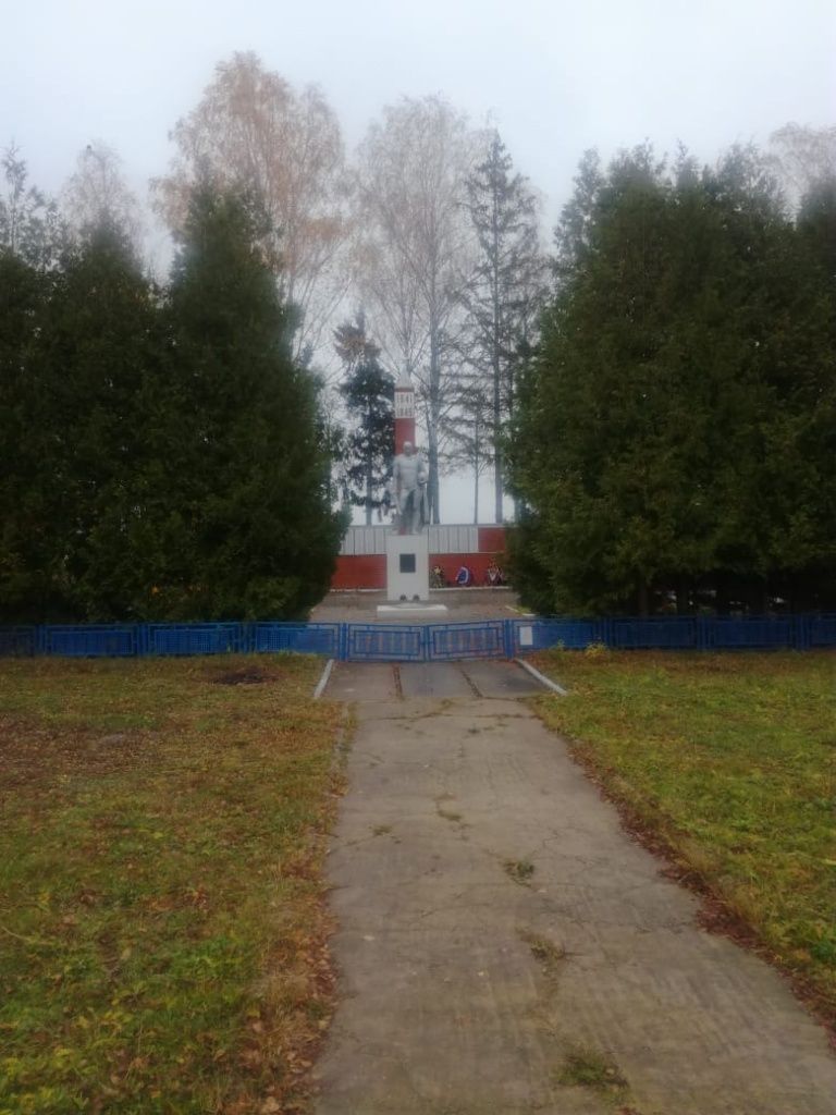 Дорога к памятнику, по которой мечтают пройти многие родные похороненных здесь бойцов. (Фото Владимира Кутузова).