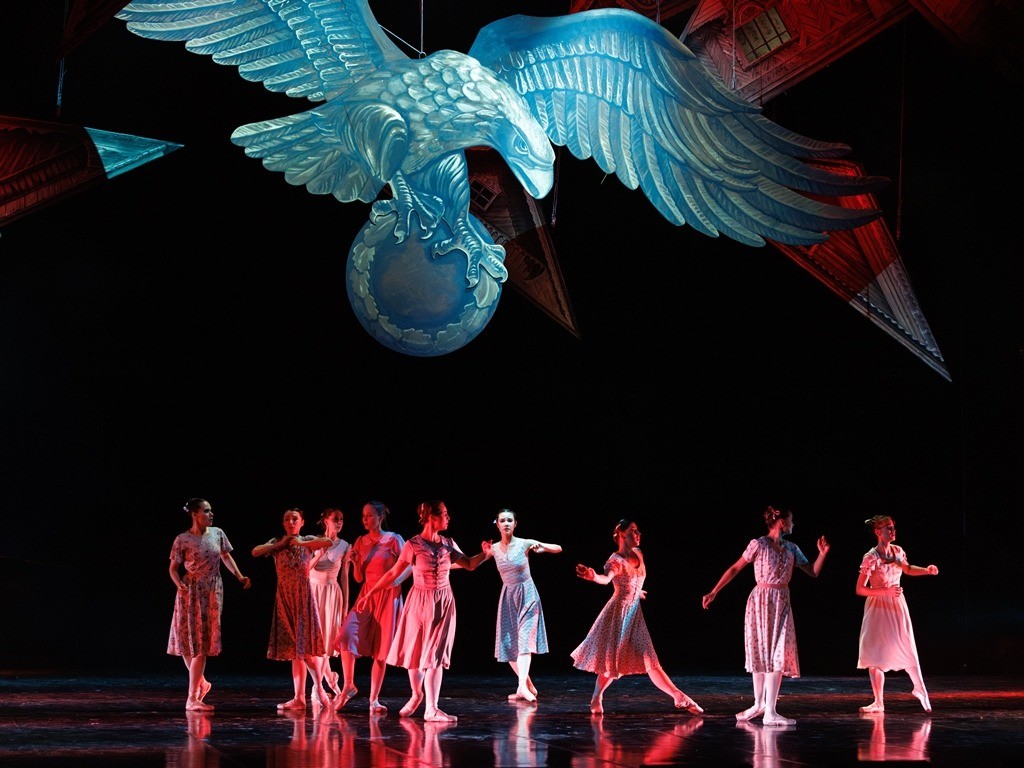 jpg Декорации парили над действом, расставляя нужные акценты и создавая объем.jpg