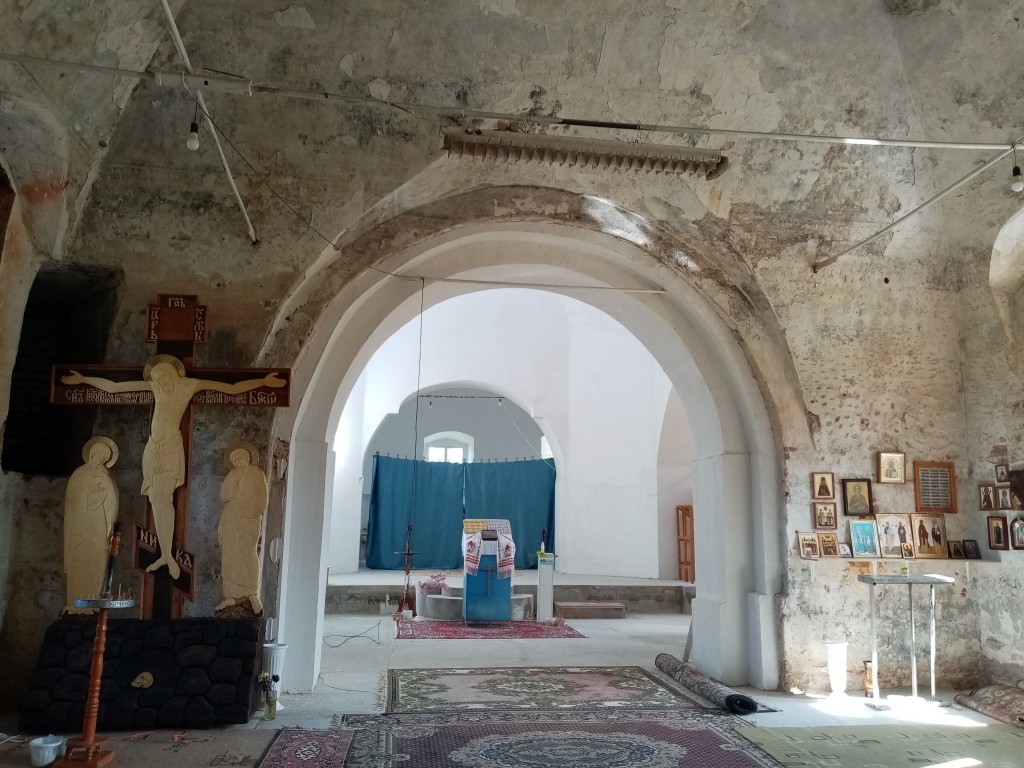 Церковь еще восстанавливается, но уже здесь идут службы. (Фото Натальи Кулишовой).