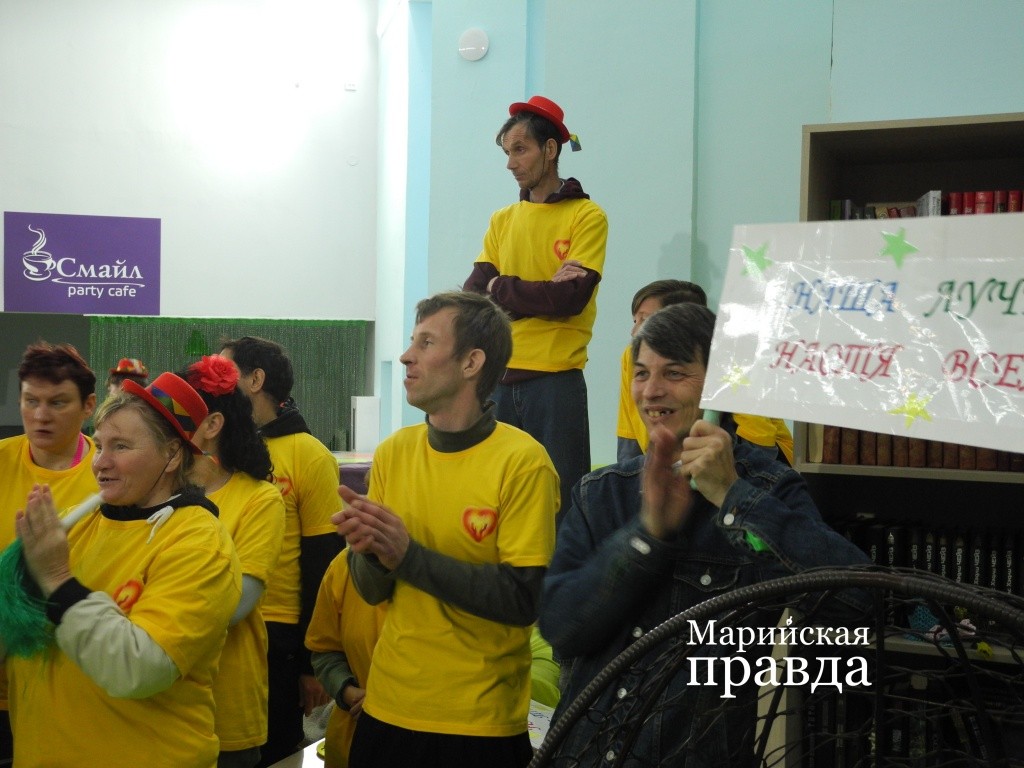 Мощная команда болельщиков принимающей стороны. (Фото Натальи Кулишовой). Мощная команда болельщиков принимающей стороны. (Фото Натальи Кулишовой).