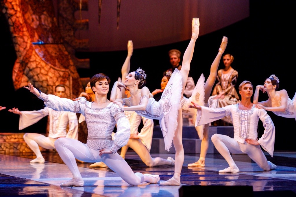 сцена из балета Раймонда.jpg