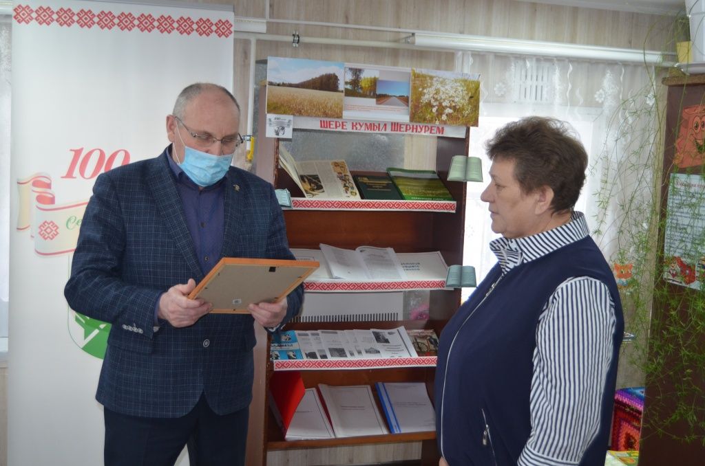 Глава района Сергей Адиганов вручил Светлане Клепиковой благодарность администрации района.JPG