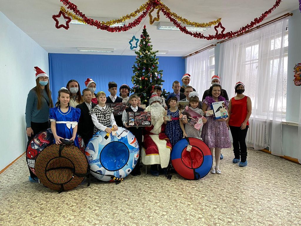 Алексей Моисеев вручил подарки на празднике. (Фото предоставлено Госсобранием РМЭ).