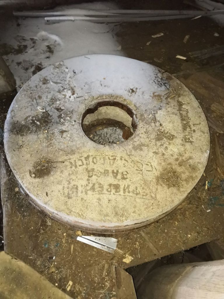 Сохранилось несколько жерновов.jpg