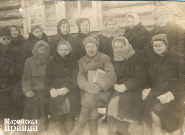 Педагогический состав школы ноябрь 1944 год.png