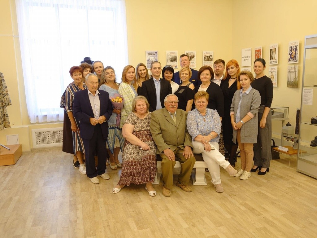 Преемственность поколения: ветераны и нынешние сотрудники "Марийской правды" на открытии выставки. (Фото Оксаны Стариковой). Преемственность поколения: ветераны и нынешние сотрудники "Марийской правды" на открытии выставки. (Фото Оксаны Стариковой).