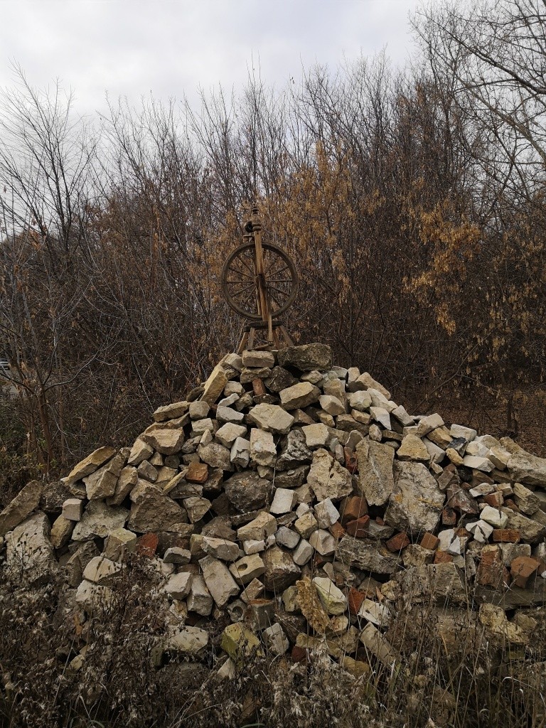 Этот курган, который экс-ветеринар сложил из выбранного в земле камня, а сверху поставил прялку, стал местной достопримечательностью.jpg