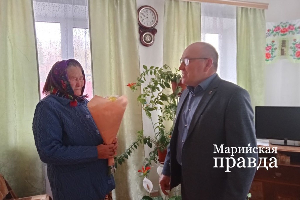 Глава муниципального района Сергей Адиганов поздравил бабушку и прабабушку с днем пожилых людей..jpg