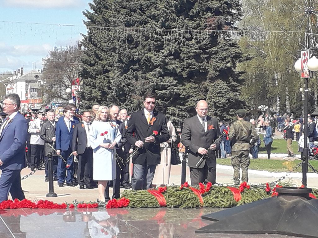 Церемония возложения цветов.