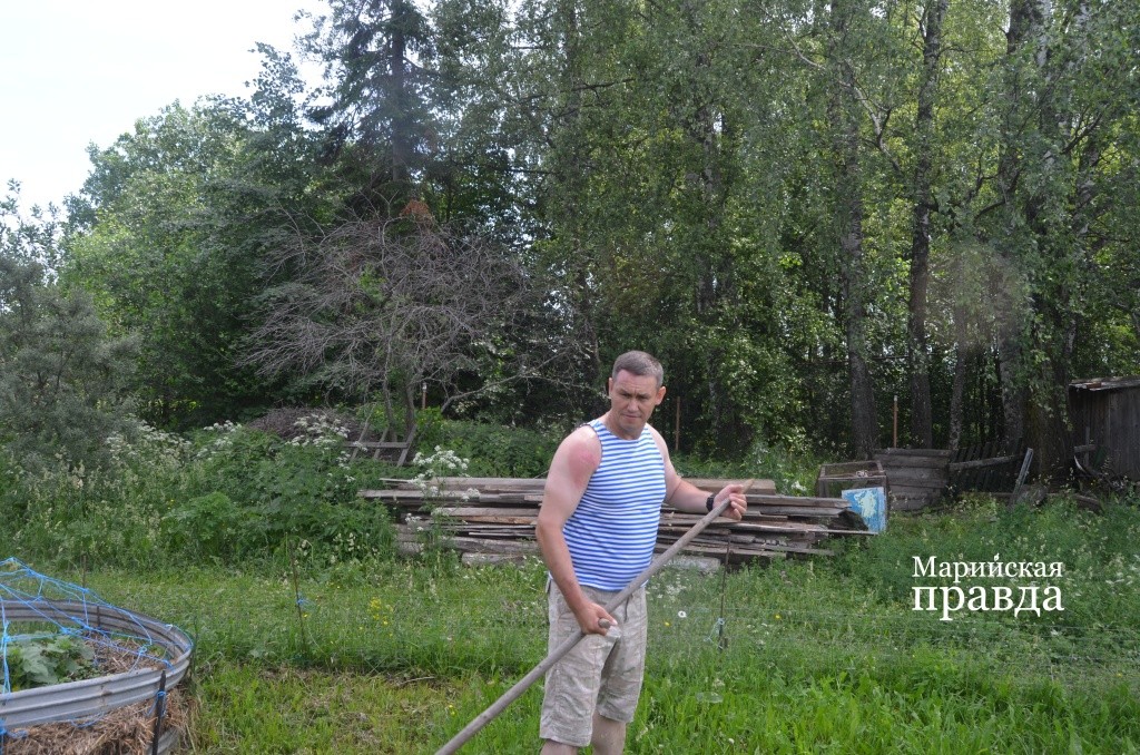 Руки помнят, говорит Герой России, взяв деревенскую косу. Руки помнят, говорит Герой России, взяв деревенскую косу..jpg