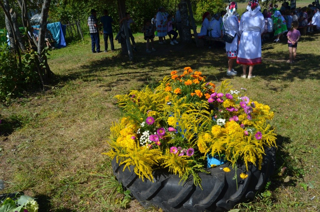Сообразительные сельчане ради праздника устроили клумбы из ведер с цветами.jpg