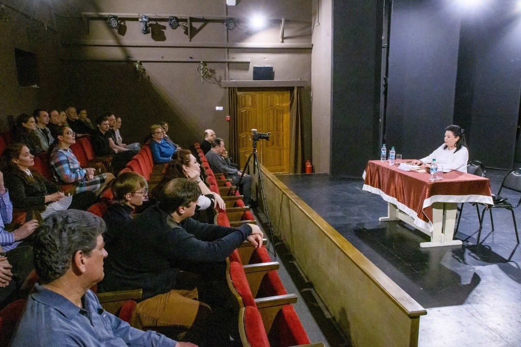 .jpg В течение четырех вечеров в русском театре после спектаклей проходили обсуждения. Фото Сергея Малыгина (2).jpg