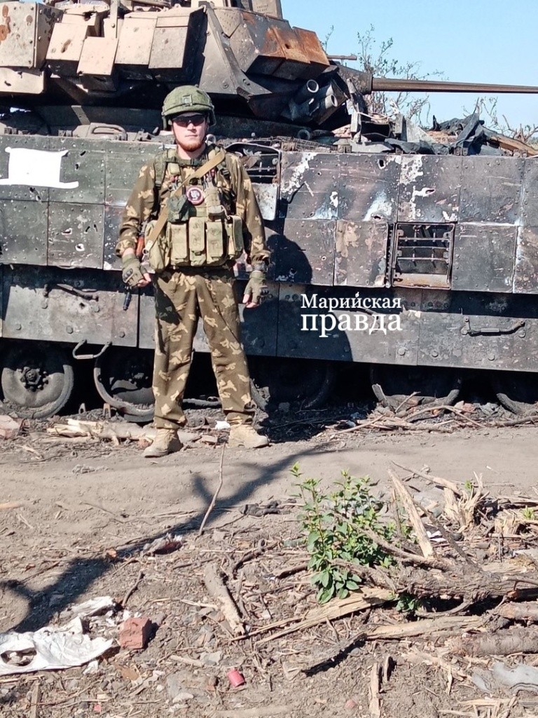 Фото на фоне подбитого бойцами иностранного танка Брэдли ё.jpg