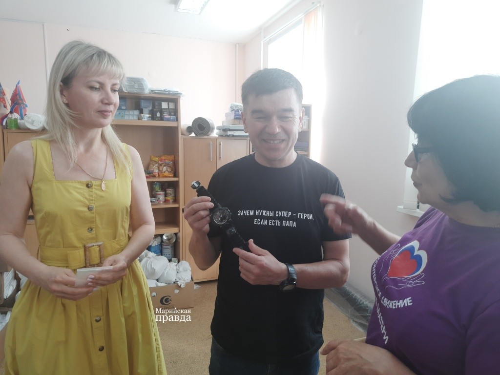 Александру волонтеры подарили часы Александру волонтеры подарили часы