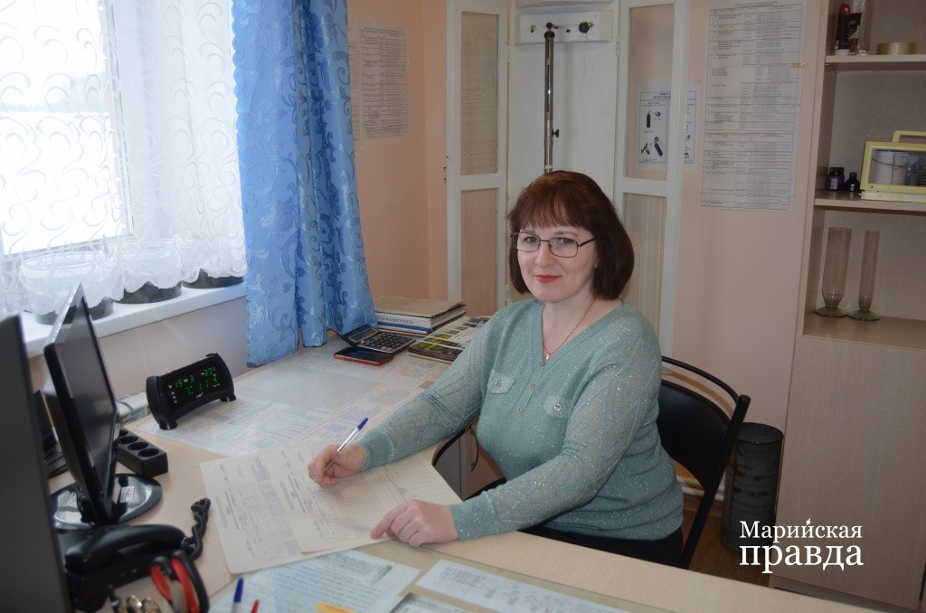 Техник-метеоролог Татьяна Юркина оформляет результаты сегодняшних наблюдений за погодой..jpg