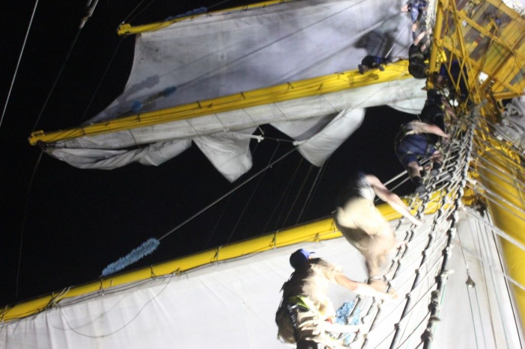 СПАСЕНИЕ ПОРВАНОГО ПАРУСА.JPG