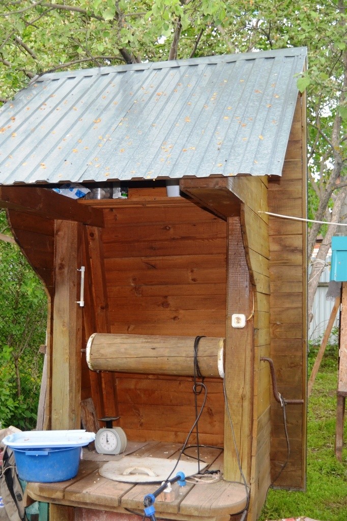 Вот и колодцу столяр устроил симпатичный домик.jpg