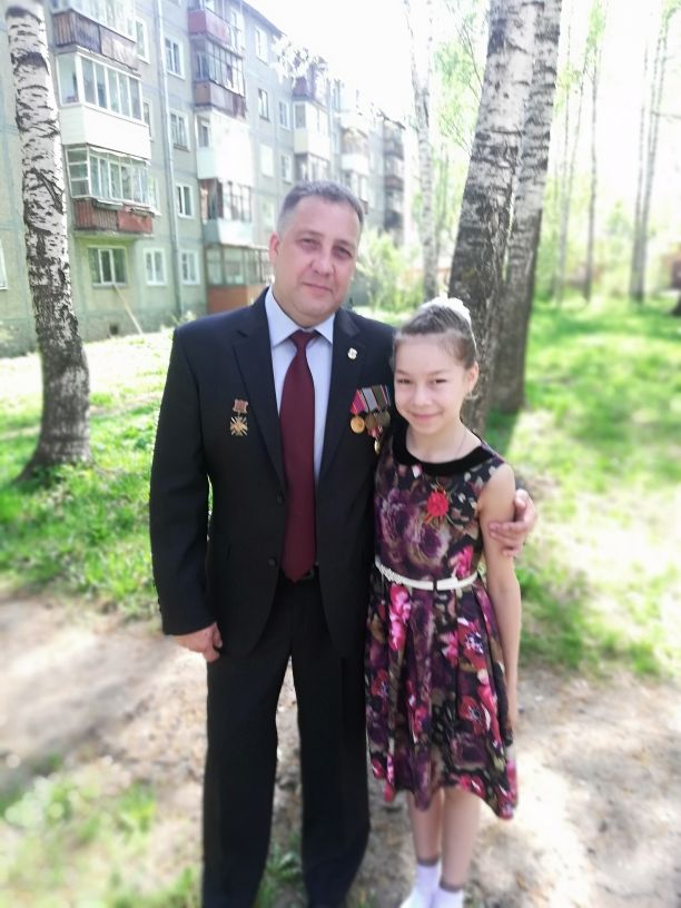 Любимая дочка гордится отцом, а он дорожит семьей и знаком погранвойск за особые отличия "За службу на Кавказе". (Фото предоставлено Андреем Пименовым).
