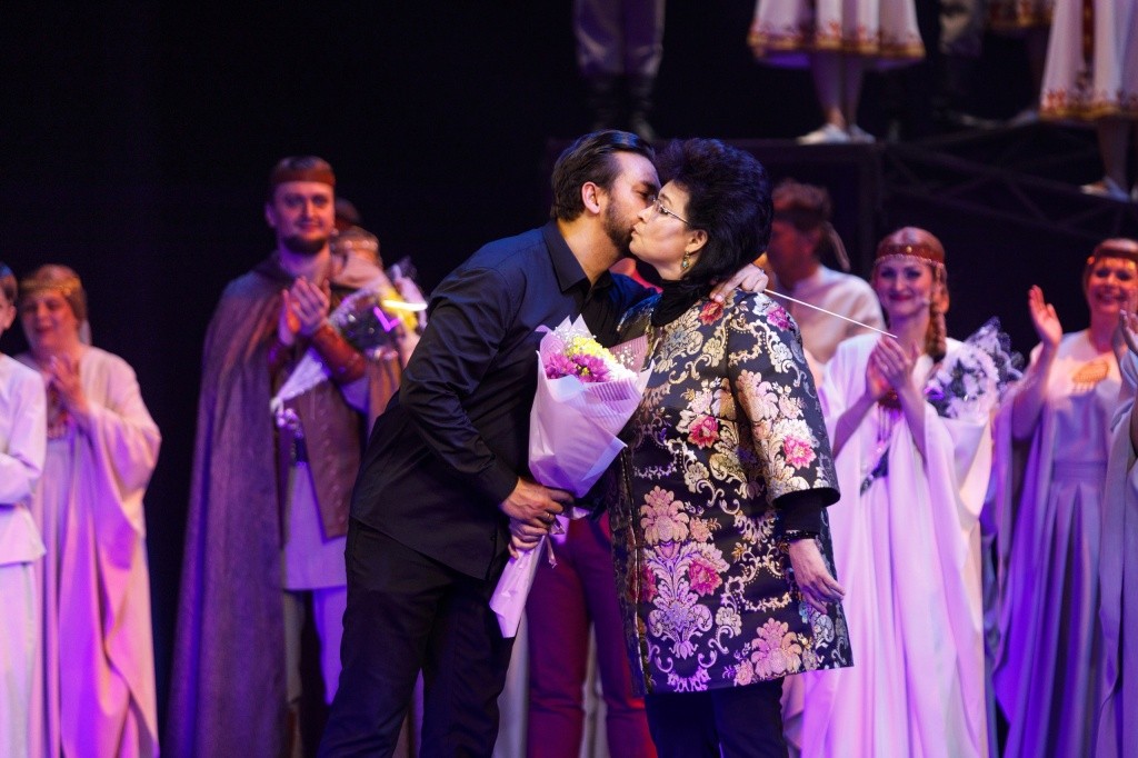 Не только мать и сын. но и творческие единомышленники. Композитор - Эллина Архипова, дирижер-постановщик Григорий Архипов. Фото Евгения Никифорова.jpg