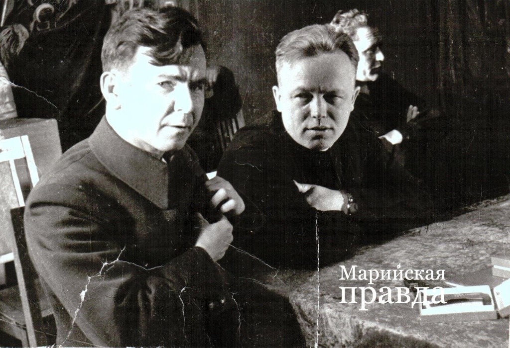 Иван Лоскутов слева после вручения ему ордена.jpg