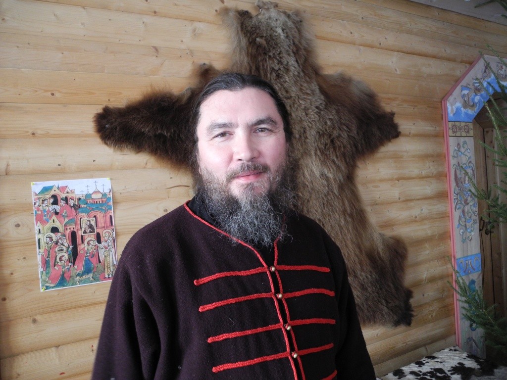 Сергий Бажанов часто сам переодевается в воинский кафтан. (Фото Натальи Кулишовой).