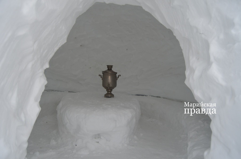 Нынче снежная хижина полностью снежная - стол и сидушки тоже сделаны из снега..jpg