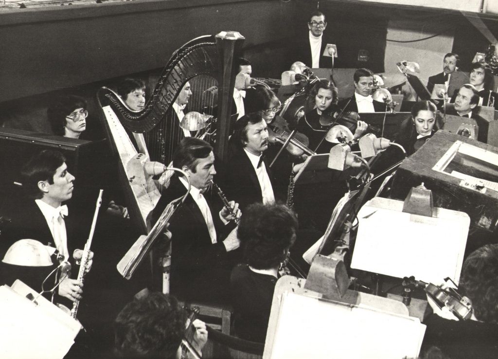 С коллегами по оркестру. фото предоставлено театром оперы и балета им. Э. Сапаева.jpg