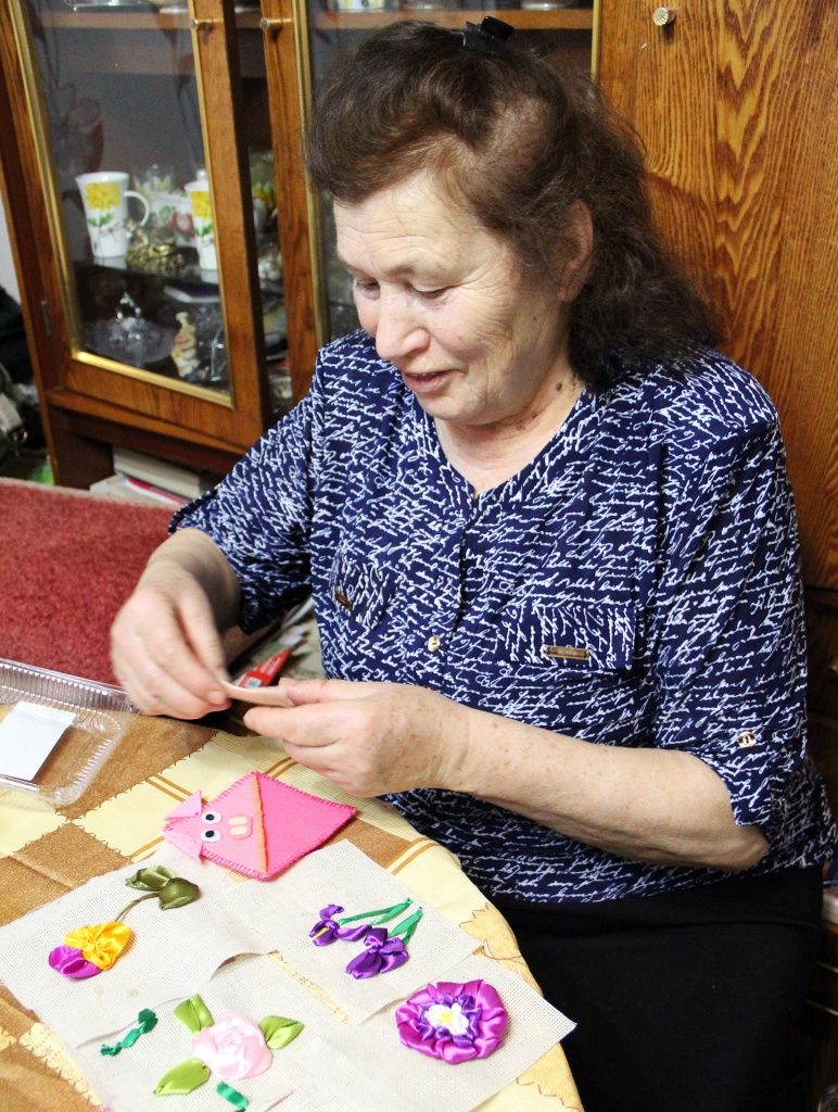 За рукоделием