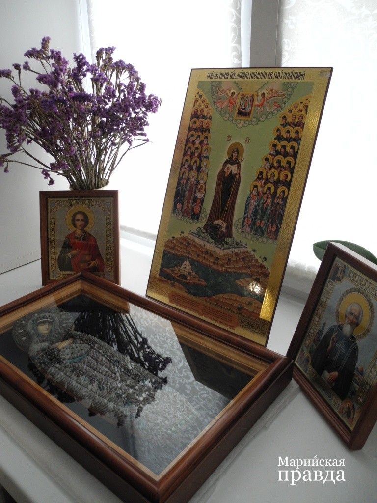 Уникальная иконка одной из монахинь - Плащаничка Божией Матери, переданная монастырю родственниками из Кировской области (Фото Натальи Кулишовой).