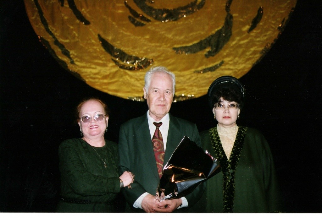 После премьеры оперы Алдияр. Эллина Архипова с своим Учителем Анатолием Луповым и народной артисткой РМЭСветланой Сушкиной .Фото предоставлено Григорием Архиповым.jpg После премьеры оперы Алдияр. Эллина Архипова с своим Учителем Анатолием Луповым и народной артисткой РМЭСветланой Сушкиной .Фото предоставлено Григорием Архиповым.jpg