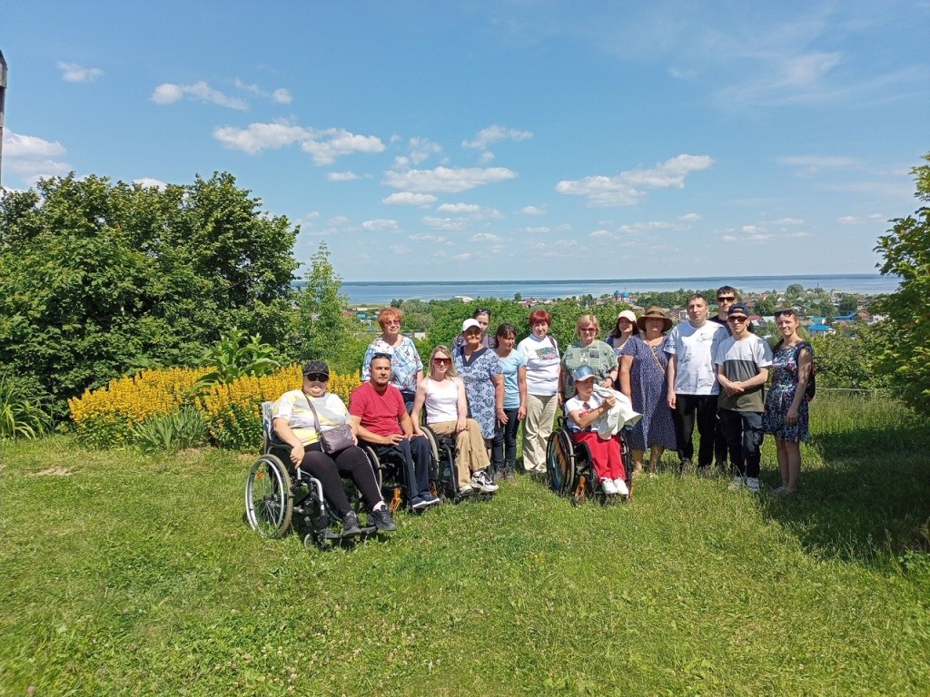 На высоком волжском берегу некоторые инвалиды были впервые. (Фото предоставлено МРО ВОИ)).