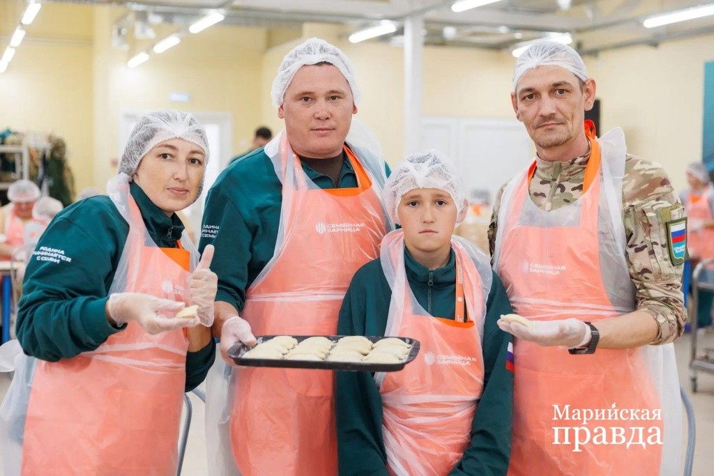 Вместе с Медведевыми подкоголи лепил их наставник Виталий Кутюков. Вместе с Медведевыми подкоголи лепил их наставник Виталий Кутюков 1.jpg