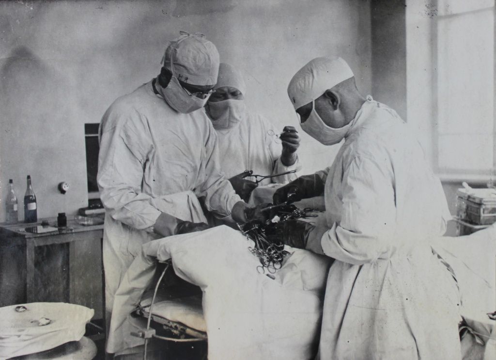 Идет операция. Фото из фондов Национального музея им.Т. Евсеева