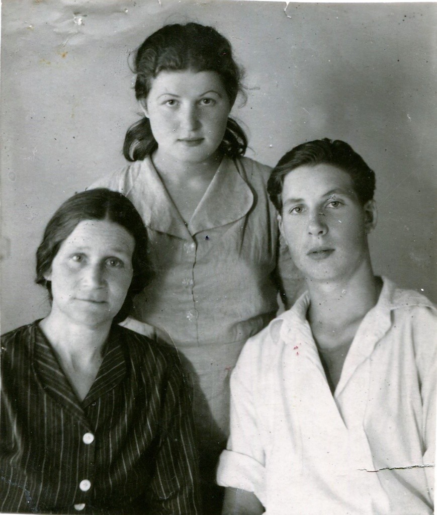 Тамара с мамой Марией Даниловной и братом Александром. Родные воссоединились после войны уже в Марийской АССР..jpg