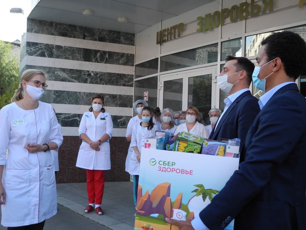 Главврач поблагодарила за подарок. (Фото Натальи Кулишовой)