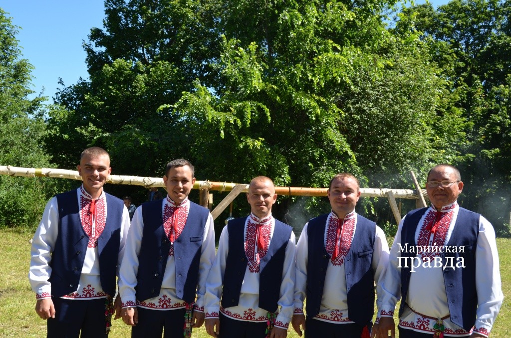 Красавцы парни - мужская половина ансамбля Мурсескем..jpg