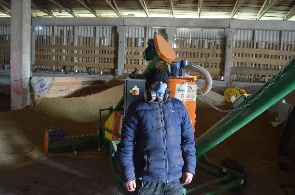 Оператор обязательно трудится в респираторе.JPG