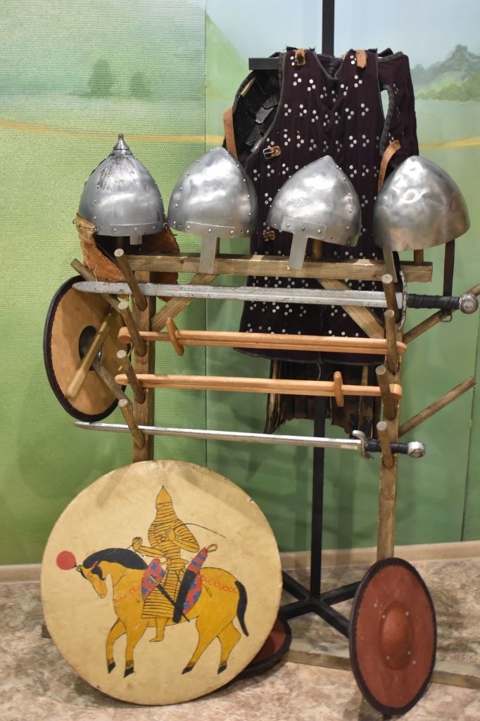 Эти доспехи ребятишки и взрослые могут не только примерить, но и принять в них участие в баталиях