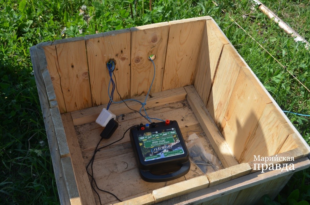 Любомир Кузьмин построил для электропастуха специальный домик - защиту от дождя..jpg