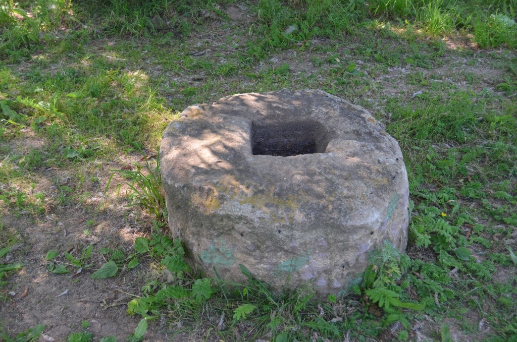 Это старинный воротный камень - память о тех временах, когда артель тумерсолинцев работала в каменоломнях. Это старинный воротный камень - память о тех временах, когда артель тумерсолинцев работала в каменоломнях.jpg